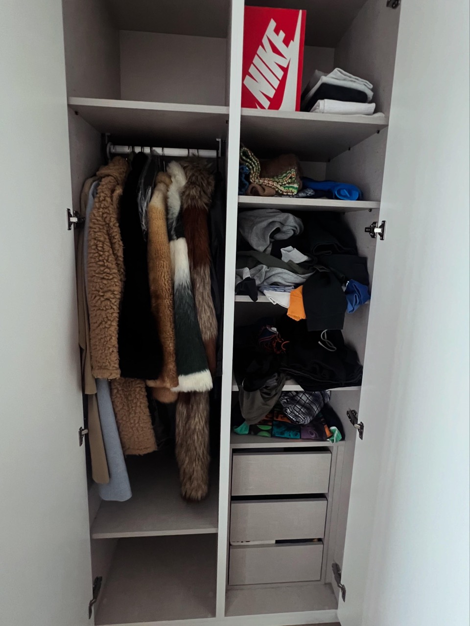 Closet desorganizado antes da intervenção