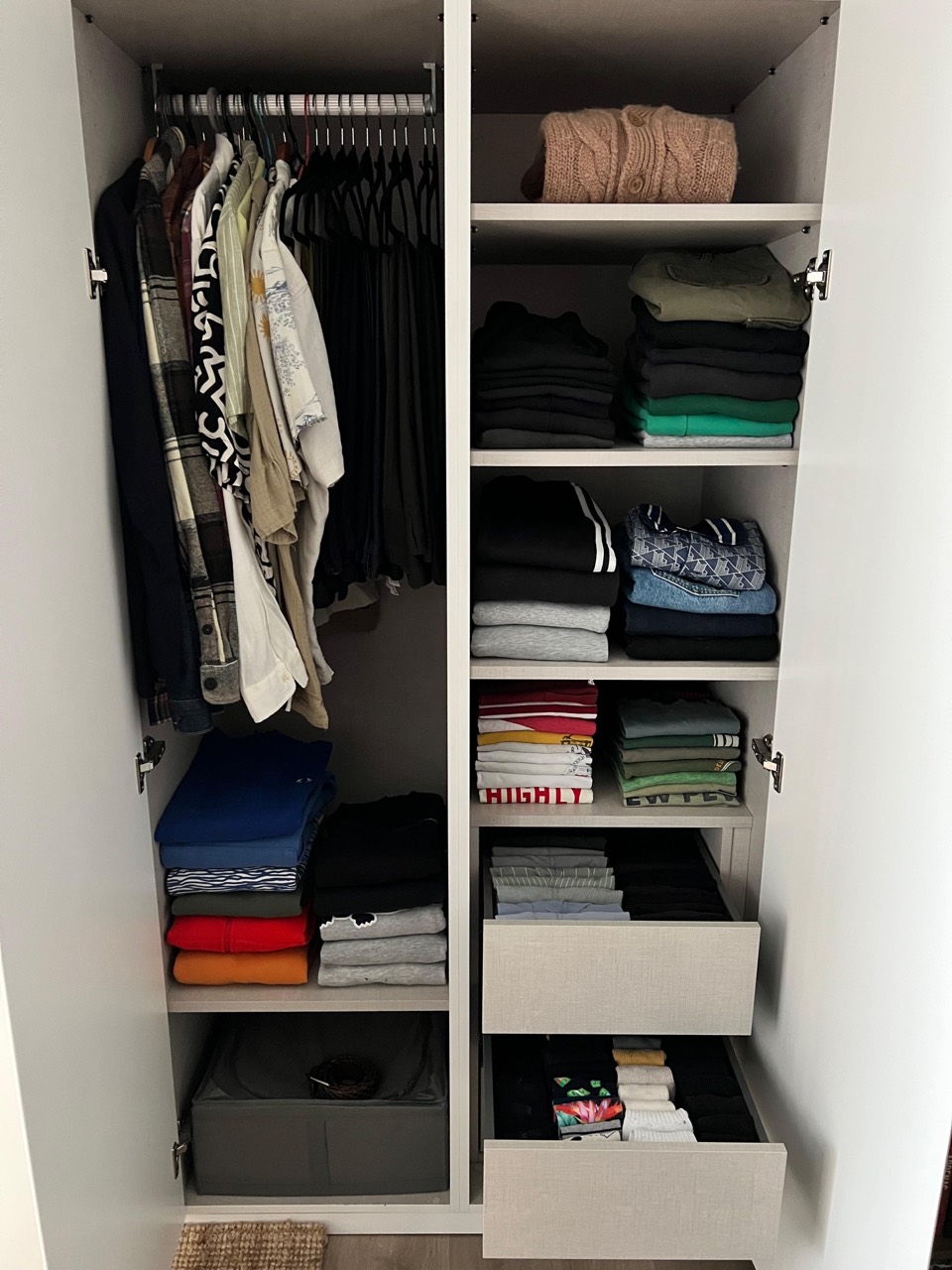 Closet organizado depois da intervenção da Amanda Gaspar